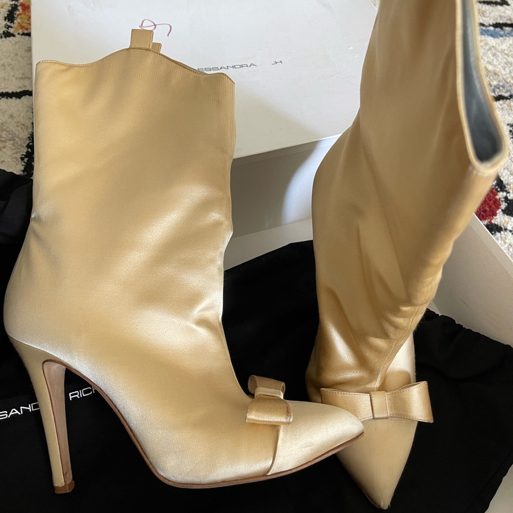 Bow-embellished Satin Ankle Boots In Champagne